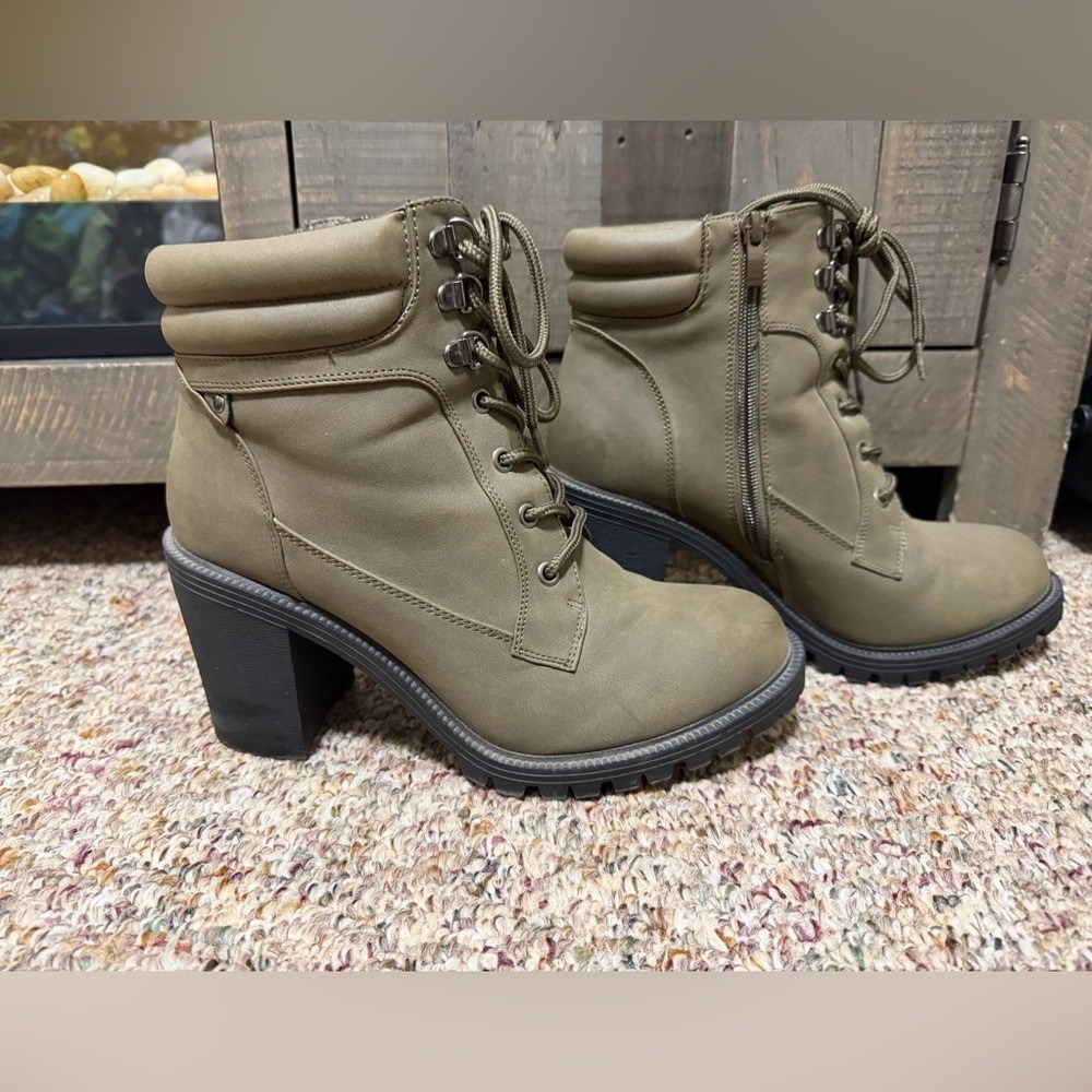 Women's 9.5 wide width Torrid Olive Lace-Up Boots, lace up booties fall shoes